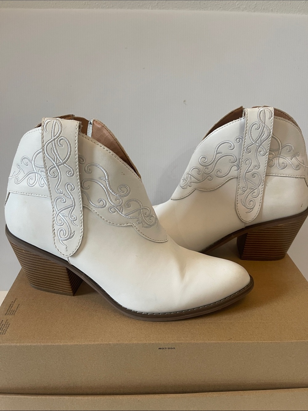 CODE WEST White Western-Inspired Ankle Booties with Embroidery 9.5M